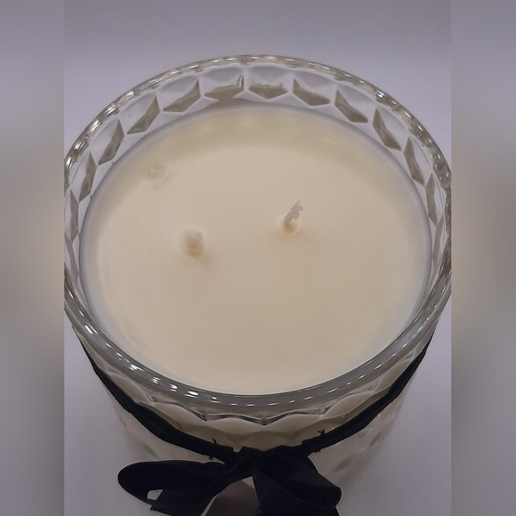 Passionfruit & Guava Satin Candle - Fragrant Jewels - Picture 4 of 5